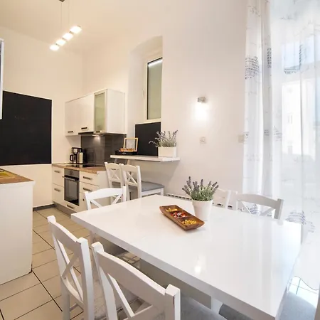 Golden Star Apartment