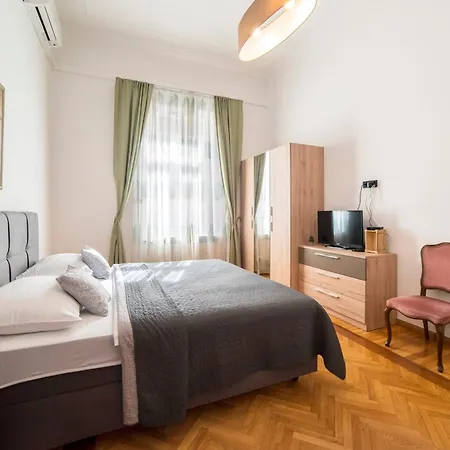 Golden Star Apartment