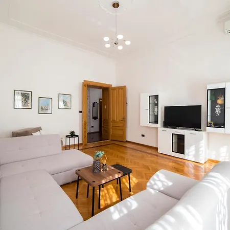 Golden Star Apartment *