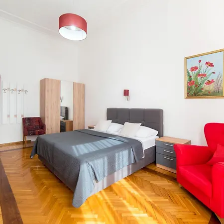 Golden Star Apartment *
